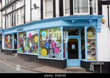 Hawkshead famiglia outdoor outfitter shop a Bowness on Windermere Foto Stock