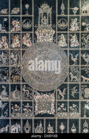 Buddha reclinato piedi con 108 simboli di buon auspicio di Buddha Wat Pho tempio di Bangkok in Thailandia Foto Stock