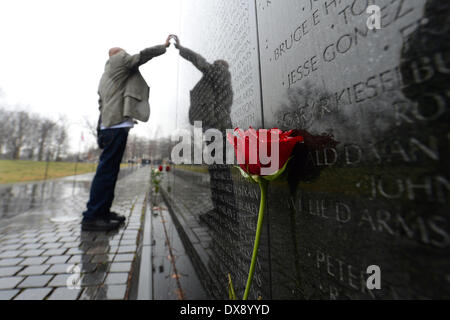 Washington DC, Stati Uniti d'America . Xix Mar, 2014. Pete Corrall tocca il nome di un amico ucciso in combattimento durante una visita per il Memoriale dei Veterani del Vietnam Marzo 19, 2014 a Washington D.C. Corrall accettato la medaglia d'onore a nome di suo zio tardi esercito Sgt. Eduardo C. Gomez dal presidente Barack Obama nel corso di una cerimonia alla Casa Bianca il 18 marzo. Credito: Planetpix/Alamy Live News Foto Stock