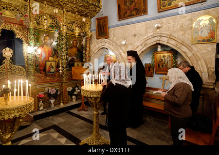 Gli adoratori che pregano all'interno della Cappella Greco Ortodossa di San Giacomo nominarono anche la Chiesa di Mar Giacobbe o la Cattedrale Ortodossa di San Giacobbe, in cui i cristiani arabi pregano, situata accanto alla Chiesa del Santo Sepolcro, sulla parete occidentale del square.in la città vecchia del quartiere cristiano Gerusalemme Est Israele Foto Stock