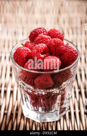 Fresche lamponi rosso in vetro Foto Stock