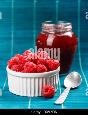 Lampone e marmellata fatta in casa in vaso Foto Stock