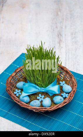 Pasqua uova di quaglia in un cesto di vimini Foto Stock