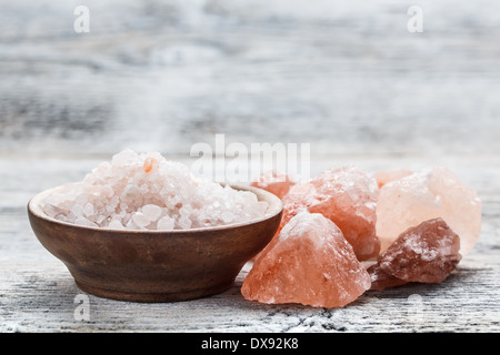 Sale rosa dall'Himalaya in ciotola di legno Foto Stock