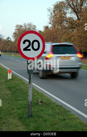 Grandi auto passando a 20mph segnale di limite di velocità in Bushy Park, vicino a Kingston, Regno Unito. Foto Stock