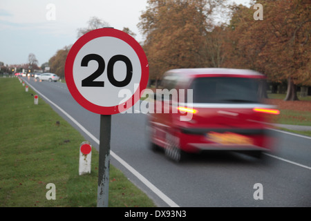 Auto passando a 20mph segnale di limite di velocità in Bushy Park, vicino a Kingston, Regno Unito. Foto Stock