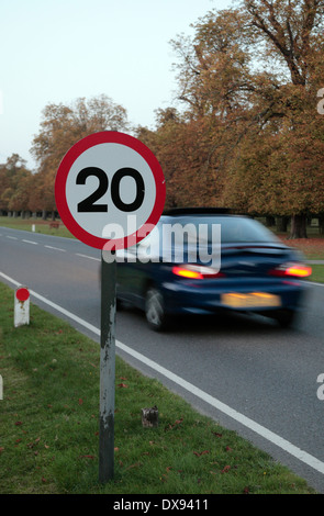 Auto passando a 20mph segnale di limite di velocità in Bushy Park, vicino a Kingston, Regno Unito. Foto Stock