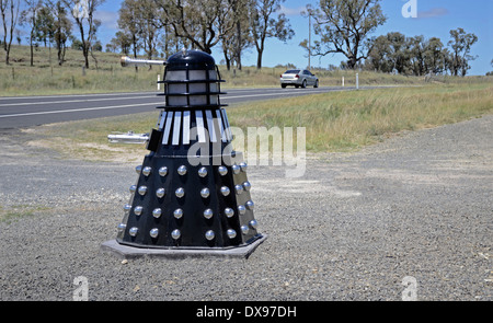 Casella postale stradale stravagante sotto forma di Dalek, Foto Stock