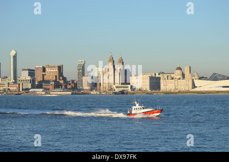 Liverpool barca pilota sul lungomare di Liverpool Foto Stock