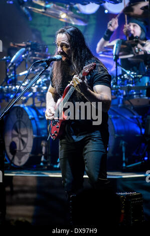 Toronto, Ontario, Canada. 20 Mar, 2014. American progressive metal/rock band 'Dream Theatre' eseguita sold out show alla Massey Hall di Toronto. I membri della band: JOHN MYUNG, Giovanni Petrucci, JAMES LABRIE, Jordan Rudess, Mike Mangini Credit: Igor Vidyashev/ZUMAPRESS.com/Alamy Live News Foto Stock