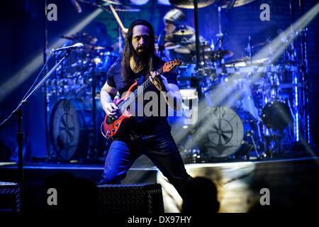 Toronto, Ontario, Canada. 20 Mar, 2014. American progressive metal/rock band 'Dream Theatre' eseguita sold out show alla Massey Hall di Toronto. I membri della band: JOHN MYUNG, Giovanni Petrucci, JAMES LABRIE, Jordan Rudess, Mike Mangini Credit: Igor Vidyashev/ZUMAPRESS.com/Alamy Live News Foto Stock