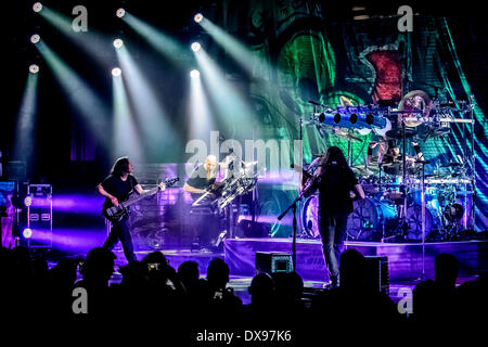 Toronto, Ontario, Canada. 20 Mar, 2014. American progressive metal/rock band 'Dream Theatre' eseguita sold out show alla Massey Hall di Toronto. I membri della band: JOHN MYUNG, Giovanni Petrucci, JAMES LABRIE, Jordan Rudess, Mike Mangini Credit: Igor Vidyashev/ZUMAPRESS.com/Alamy Live News Foto Stock
