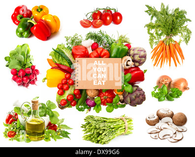 Set di varietà di erbe fresche e verdure e ricettario isolati su sfondo bianco. Cibo sano concetto. Foto Stock