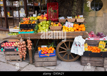 Frutta cart fuori del negozio Deli, Broadway, Cotswolds, Worcestershire, Inghilterra Foto Stock