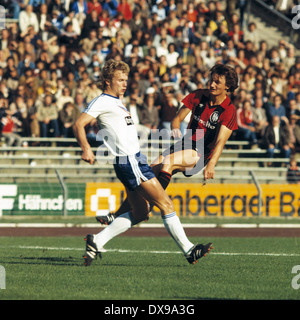 Calcio, Bundesliga, 1979/1980, Park Stadium, FC Schalke 04 versus Eintracht Frankfurt 1:0, scena del match, Thomas Kruse (S04) di sinistra e di Stefan Lottermann (Eintracht) Foto Stock