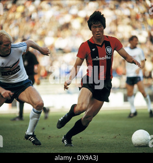 Calcio, Bundesliga, 1979/1980, Park Stadium, FC Schalke 04 versus Eintracht Frankfurt 1:0, scena del match, Bum kun Tscha (Eintracht) in possesso palla, sinistra Rolf Ruessmann (S04) Foto Stock