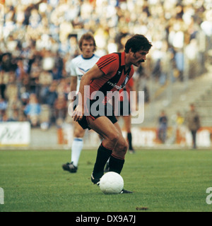 Calcio, Bundesliga, 1979/1980, Park Stadium, FC Schalke 04 versus Eintracht Frankfurt 1:0, scena del match, Helmut Mueller (Eintracht) in possesso palla Foto Stock