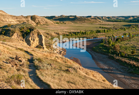 Il Dakota del Nord, Parco nazionale Theodore Roosevelt, Sud, unità di vista del piccolo fiume Missouri da Wind Canyon Trail Foto Stock