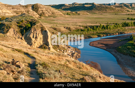 Il Dakota del Nord, Parco nazionale Theodore Roosevelt, Sud, unità di vista del piccolo fiume Missouri da Wind Canyon Trail Foto Stock