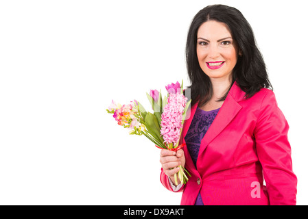 Felice donna primavera azienda fiori freschi isolati su sfondo bianco,copia spazio per un messaggio di testo nella parte sinistra dell'immagine Foto Stock