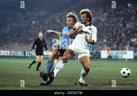 Calcio, Bundesliga, 1979/1980, Ruhrstadion, VfL Bochum versus Eintracht Frankfurt 1:0, scena del match, Josef Kaczor (VFL) sinistro e Ronald Borchers (Eintracht) Foto Stock