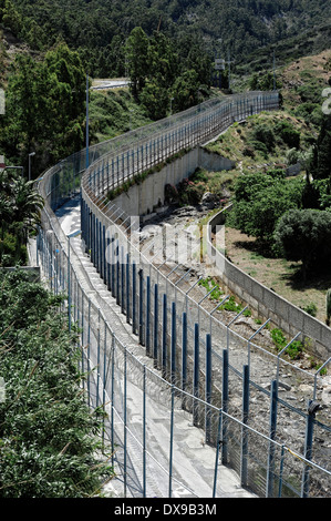 Recinzioni perimetrali in villaggio Benzu che separa le enclave spagnole di Ceuta e il Marocco. Foto Stock