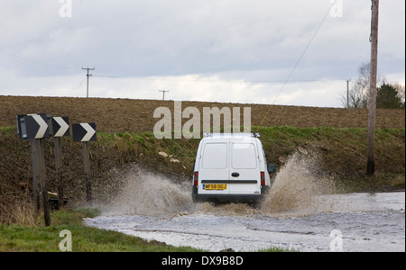 Vetture lotta attraverso le inondazioni di acqua in Steeple Bumpstead Essex oggi dopo dopo la pioggia caduta nella notte 07/02/2014 Pic George Impey Foto Stock