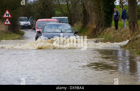 Vetture lotta attraverso le inondazioni di acqua in Steeple Bumpstead Essex oggi dopo dopo la pioggia caduta nella notte. Pic George Impey Foto Stock