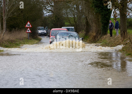 Vetture lotta attraverso le inondazioni di acqua in Steeple Bumpstead Essex oggi dopo dopo la pioggia caduta nella notte. Pic George Impey Foto Stock