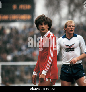 Calcio, Bundesliga, 1979/1980, Parkstadion, FC Schalke 04 contro 1. FC Kaiserslautern 2:1, scena del match, Joern Kaminke (FCK) sinistra e Rolf Ruessmann (S04) Foto Stock
