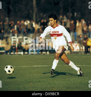 Calcio, Bundesliga, 1979/1980, Grotenburg Stadium, FC Bayer 05 Uerdingen versus VfB Stoccarda 4:2, scena del match, Markus Elmer (Stoccarda) passante Foto Stock