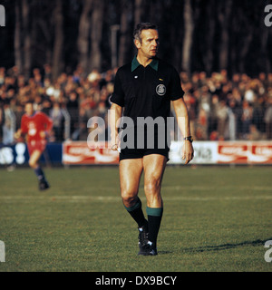 Calcio, Bundesliga, 1979/1980, Grotenburg Stadium, FC Bayer 05 Uerdingen versus VfB Stoccarda 4:2, scena del match, arbitro Gert Meuser Foto Stock