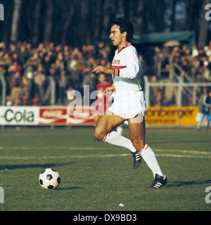 Calcio, Bundesliga, 1979/1980, Grotenburg Stadium, FC Bayer 05 Uerdingen versus VfB Stoccarda 4:2, scena del match, Hans Mueller (Stoccarda) in possesso palla Foto Stock