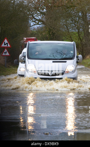 Vetture lotta attraverso le inondazioni di acqua in Steeple Bumpstead Essex oggi dopo dopo la pioggia caduta nella notte 07/02/2014 Pic George Impey Foto Stock