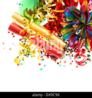 Sfondo colorato con ghirlande, streamer, cracker, parte cappelli e  coriandoli. Carnevale festosa, anno nuovo o decorazione di compleanno Foto  stock - Alamy