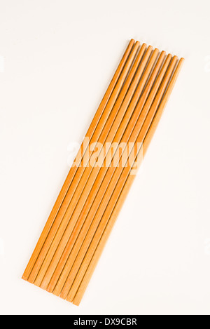 Un mazzetto di bastoncini isolati su sfondo bianco Foto Stock