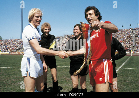 Calcio, DFB Cup, 1979/1980, semifinale, Parkstadion, FC Schalke 04 contro 1. FC Colonia 0:2, benvenuti, team leader Rolf Ruessmann (S04) di sinistra e di Bernhard Cullmann (Colonia), dietro arbitro Wolf-Dieter Ahlenfelder e assistenti Foto Stock