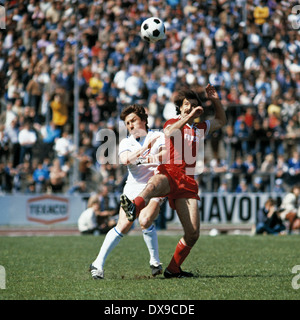 Calcio, DFB Cup, 1979/1980, semifinale, Parkstadion, FC Schalke 04 contro 1. FC Colonia 0:2, scena del match, Wolfram Wuttke (S04) di sinistra e di Harald Konopka (Colonia) Foto Stock