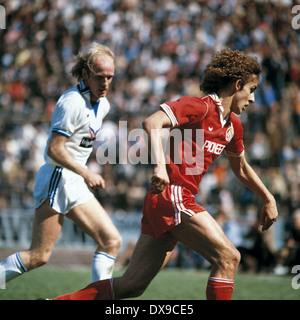 Calcio, DFB Cup, 1979/1980, semifinale, Parkstadion, FC Schalke 04 contro 1. FC Colonia 0:2, scena del match, Pierre Littbarski (Koeln) destra e Ulrich Bittcher (S04) Foto Stock