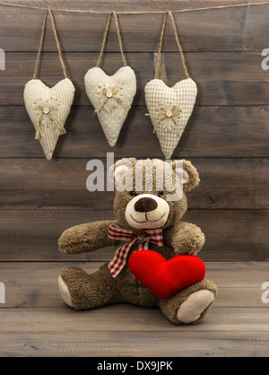 Orsacchiotto di peluche con cuore rosso. Il giorno di San Valentino concetto  Foto stock - Alamy