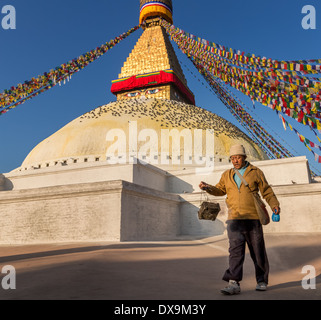 Un uomo che cammina intorno Stupa Boudhanath, Boudhanath, Kathmandu, Distretto di Kathmandu, zona di Bagmati, Nepal Foto Stock