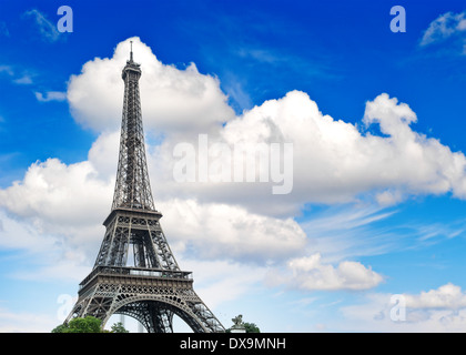 Torre Eiffel (La Tour Eiffel) contro nuvoloso cielo blu. Champ de Mars, luogo di interesse a Parigi, in Europa Foto Stock