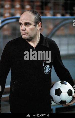 Calcio, Bundesliga, 1980/1981, Ruhr Stadio, VfL Bochum versus TSV Monaco 1860 4:1, arbitro Klaus Ohmsen Foto Stock