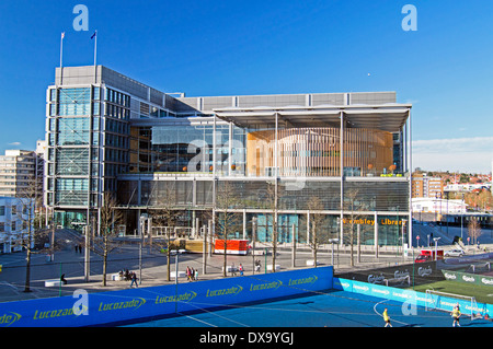 Vista del Brent Civic Center e la libreria di Wembley, London Borough of Brent, London, England, Regno Unito Foto Stock