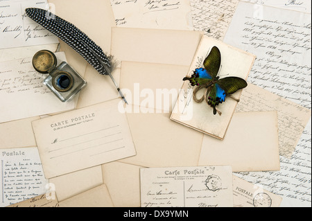 Vecchio lettere, handwritings, cartoline d'epoca e antichi giù penna. nostalgico sfondo sentimentale con farfalla Foto Stock