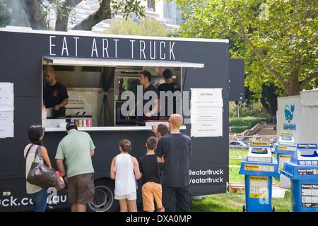 Ai clienti di effettuare gli ordini per il cibo da asporto al NSW cibo e vino festival in hyde park di Sydney Foto Stock