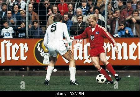 Calcio, Bundesliga, 1981/1982, Stadio am Boekelberg, Borussia Moenchengladbach contro Hamburger SV 1:3, scena del match, Lars Bastrup (HSV) in possesso palla Foto Stock