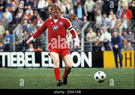 Calcio, Bundesliga, 1981/1982, Stadio am Boekelberg, Borussia Moenchengladbach contro Hamburger SV 1:3, scena del match, team leader Horst Hrubesch (HSV) passante Foto Stock