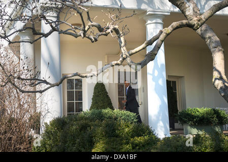 Washington, DC, Stati Uniti d'America. 20 Mar, 2014. Il Presidente degli Stati Uniti Barack Obama lascia l'Ufficio ovale come egli cammina per il podio di annunciare nuove sanzioni degli Stati Uniti sull'economia russa dopo la Russia l'annessione dell'Ucraina la Crimea regione, alla Casa Bianca di Washington, DC, Stati Uniti d'America, 20 marzo 2014. Foto: Kevin Dietsch/Piscina via CNP/dpa/Alamy Live News Foto Stock