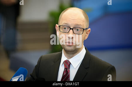 Bruxelles, Belgio. Xxi del Mar, 2014. L'Ucraina il Primo Ministro Arseniy Yatsenyuk tiene conferenza stampa dopo la firma le disposizioni politiche dell'accordo di associazione con l'UE durante la seconda giornata della molla responsabile europeo del Vertice degli Stati dell'UE la sede del consiglio a Bruxelles, in Belgio il 21.03.2014 da Wiktor Dabkowski/Alamy Live News Foto Stock